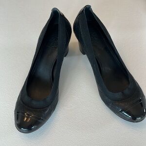 Tory Burch Quilted Pumps Gold Logo CARRIE Leather Cap Toe Shoes. Size 6.